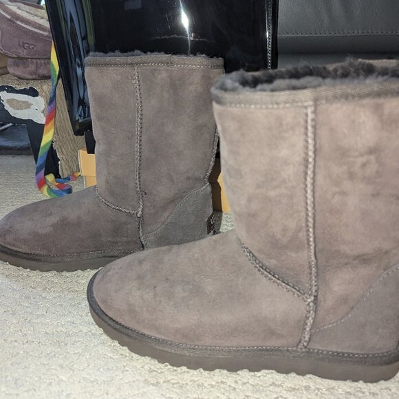 Women's Classic Ugg Short Boots - dark brown, size 8 - Picture 5 of 8